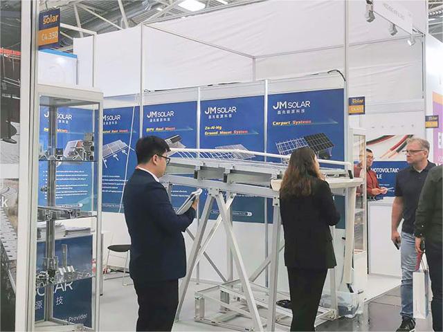 2023 Intersolar Europe in Deutschland, Jinmega auf der Bühne