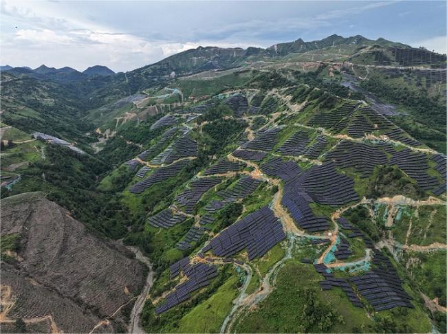China übertrifft 1 TW an Solarenergie und setzt damit einen globalen Maßstab